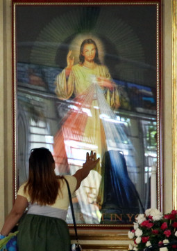 Divine Mercy picture sparks grace